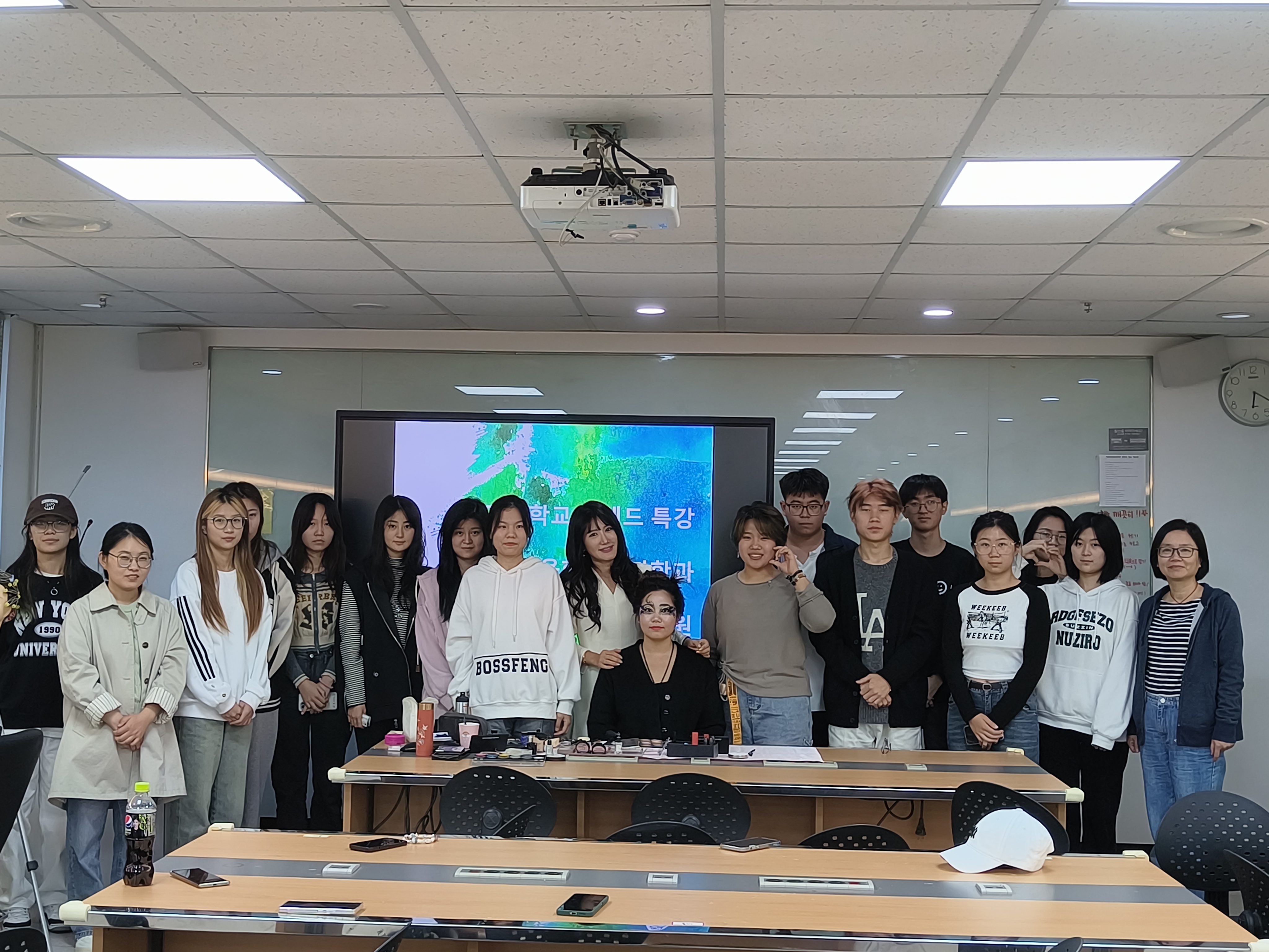 生化系医学美容技术专业学生在韩国访学开展美妆实践课程